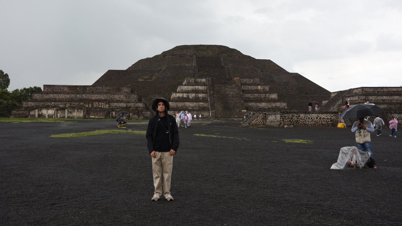 photo of Sergio in front of some pyramids